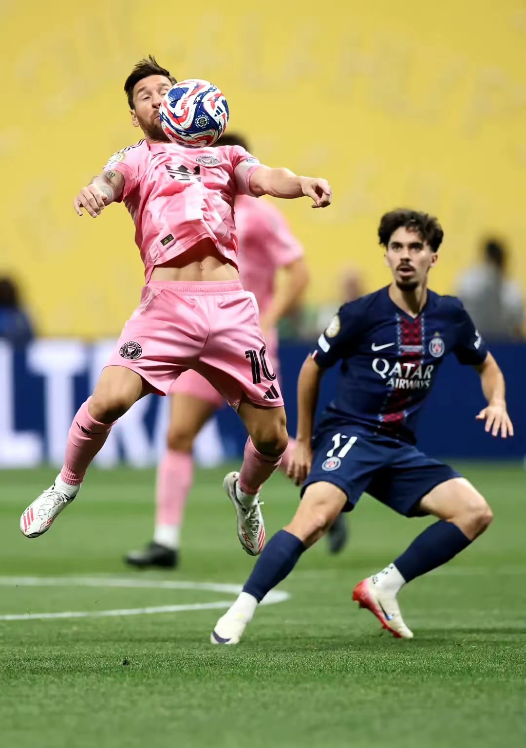 包含荷甲窗口期再迎强敌，巴黎圣日耳曼远射贴柱，主帅态度：更衣室稳定，赛季目标并未改变的词条